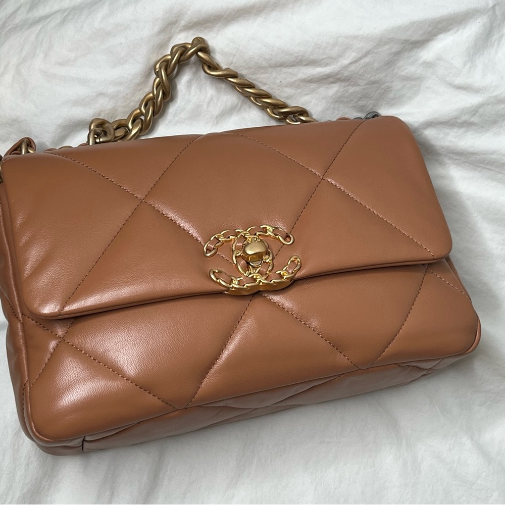 Chanel 19 medium bag in caramel 22A